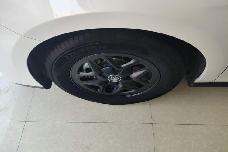 Used BYD Qin PLUS 2025 DM-i Smart Drive 55KM Leading Model Left Front Wheel Hub