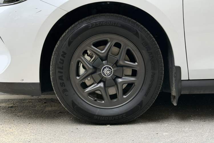 Used BYD Qin PLUS 2025 DM-i Smart Drive 55KM Leading Model Left Front Wheel Hub