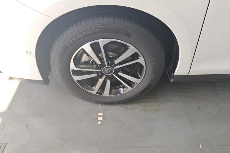 Used BYD Qin PLUS 2025 DM-i Smart Drive 120KM Superior Model Left Front Wheel Hub