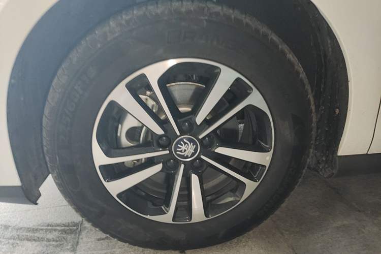 Used BYD Qin PLUS 2025 DM-i Smart Drive 120KM Superior Model Left Front Wheel Hub