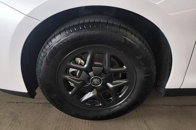 Used BYD Qin PLUS 2025 DM-i Smart Drive 55KM Leading Model Left Front Wheel Hub