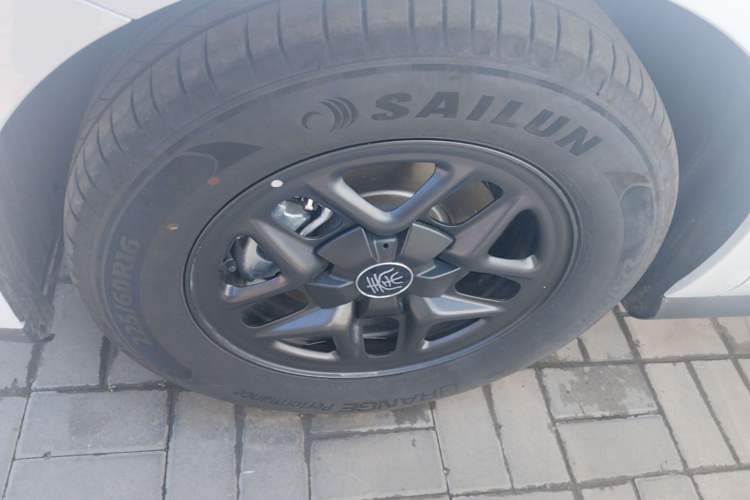 Used BYD Qin PLUS 2025 DM-i Smart Drive 55KM Leading Model Left Front Wheel Hub