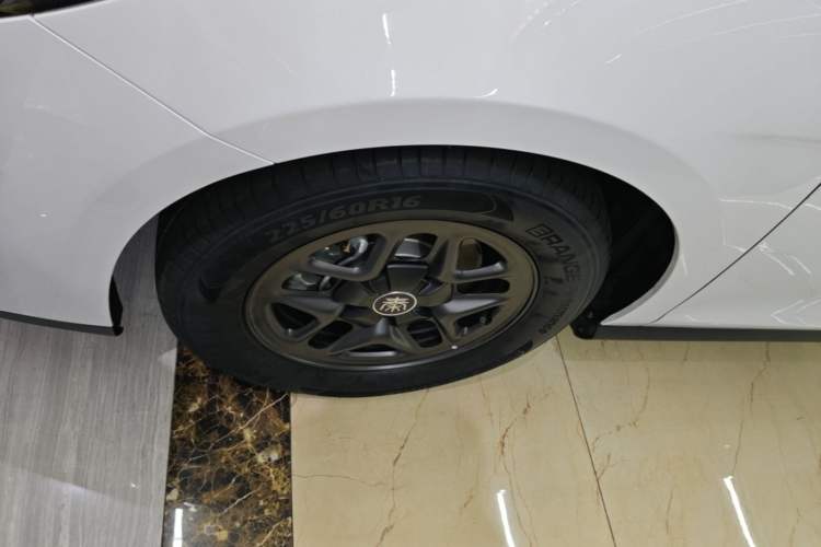 Used BYD Qin PLUS 2025 DM-i Smart Drive 55KM Leading Model Left Front Wheel Hub