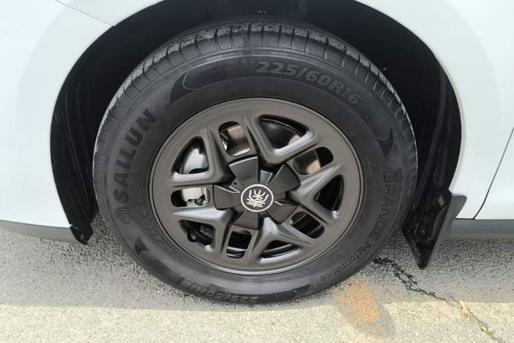 Used BYD Qin PLUS 2025 DM-i Smart Drive 55KM Leading Model Left Front Wheel Hub