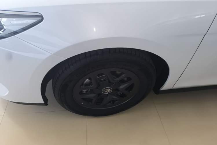Used BYD Qin PLUS 2025 DM-i Smart Drive 55KM Leading Model Left Front Wheel Hub