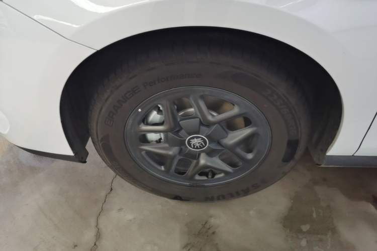 Used BYD Qin PLUS 2025 DM-i Smart Drive 55KM Leading Model Left Front Wheel Hub