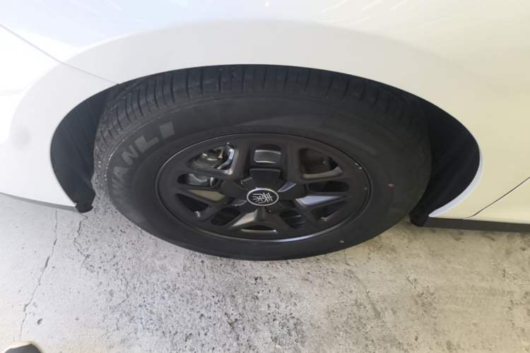 Used BYD Qin PLUS 2025 DM-i Smart Drive 55KM Leading Model Left Front Wheel Hub