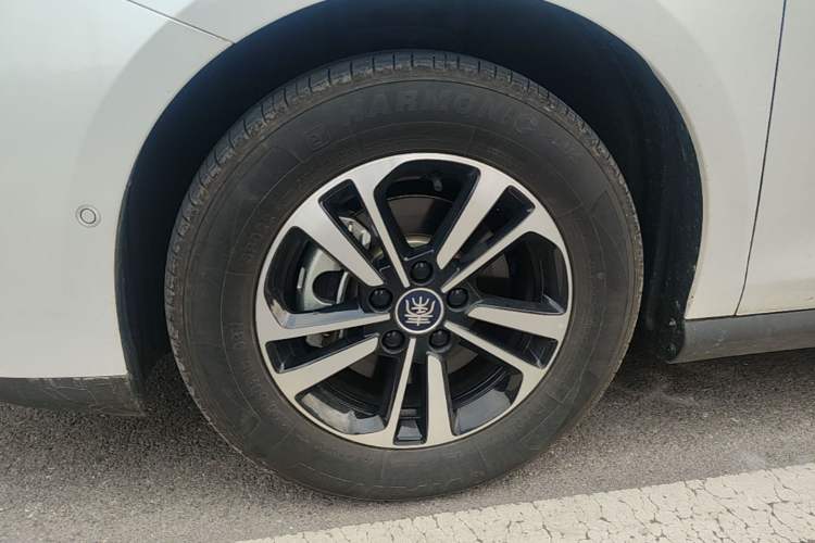 Used BYD Qin PLUS 2025 DM-i Smart Drive 120KM Superior Model Left Front Wheel Hub