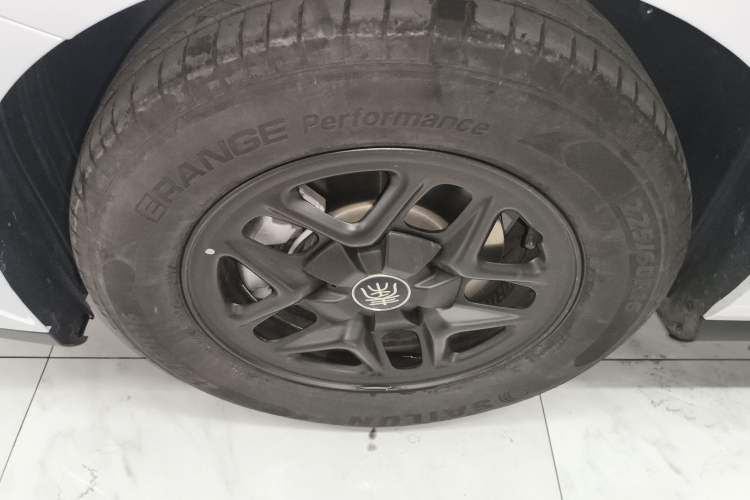 Used BYD Qin PLUS 2025 DM-i Smart Drive 55KM Leading Model Left Front Wheel Hub