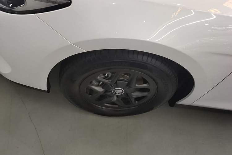 Used BYD Qin PLUS 2025 DM-i Smart Drive 55KM Leading Model Left Front Wheel Hub