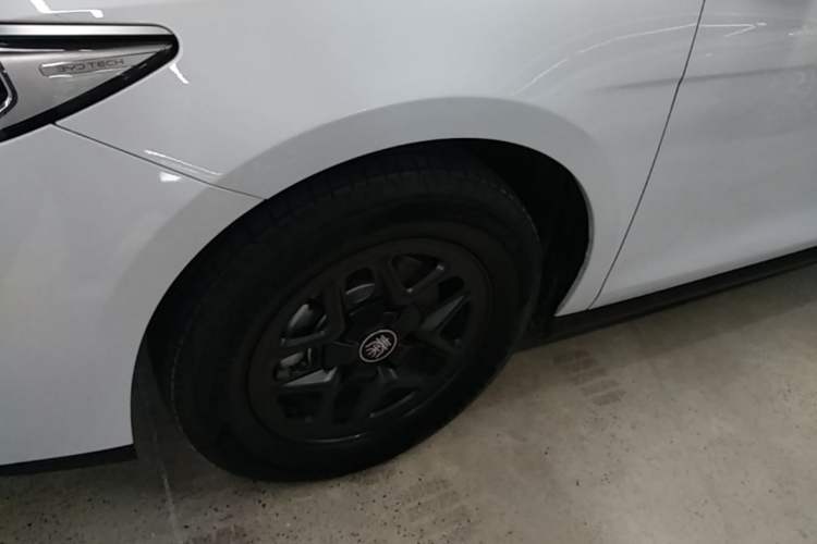 Used BYD Qin PLUS 2025 DM-i Smart Drive 55KM Leading Model Left Front Wheel Hub