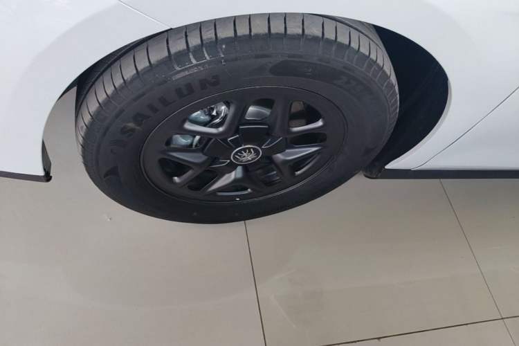 Used BYD Qin PLUS 2025 DM-i Smart Drive 55KM Leading Model Left Front Wheel Hub