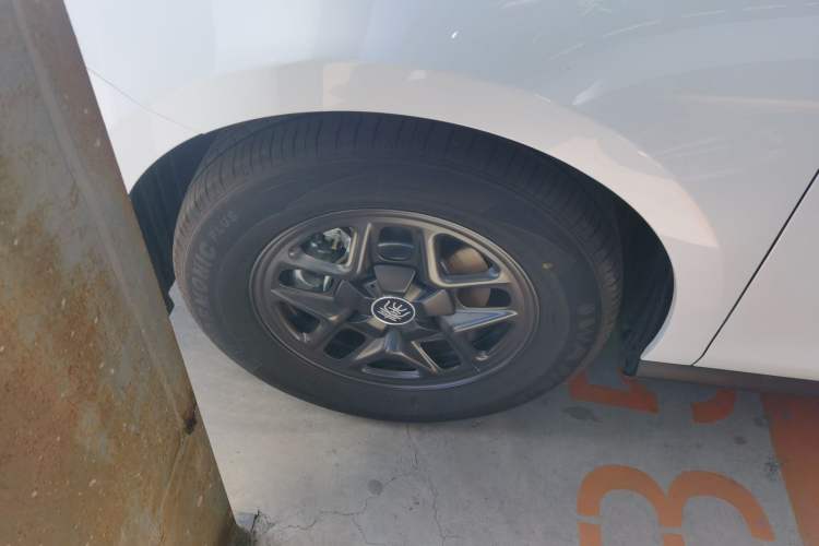 Used BYD Qin PLUS 2025 DM-i Smart Drive 55KM Leading Model Left Front Wheel Hub