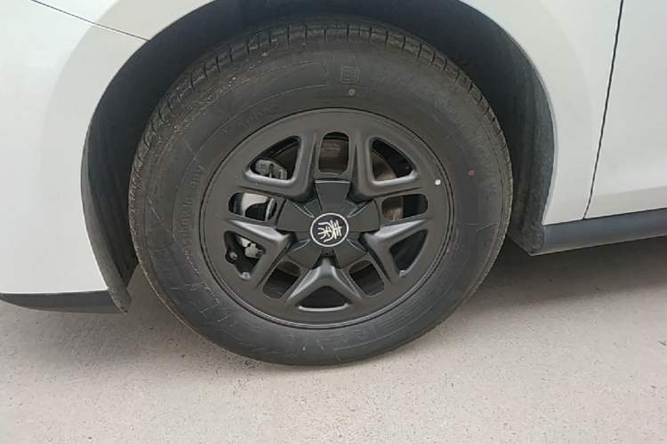 Used BYD Qin PLUS 2025 DM-i Smart Drive 55KM Leading Model Left Front Wheel Hub