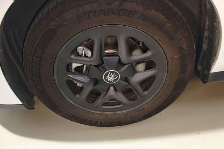 Used BYD Qin PLUS 2025 DM-i Smart Drive 55KM Leading Model Left Front Wheel Hub