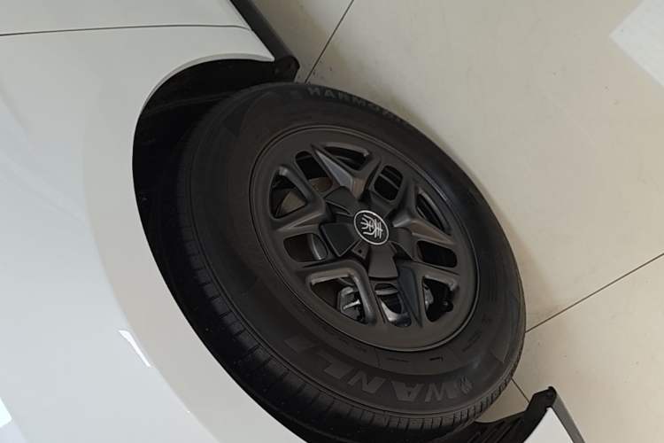 Used BYD Qin PLUS 2025 DM-i Smart Drive 55KM Leading Model Left Front Wheel Hub