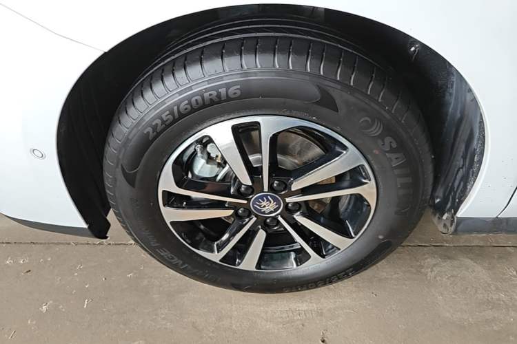 Used BYD Qin PLUS 2025 DM-i Smart Drive 120KM Superior Model Left Front Wheel Hub