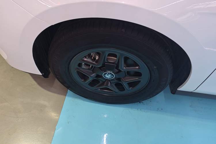 Used BYD Qin PLUS 2025 DM-i Smart Drive 55KM Leading Model Left Front Wheel Hub