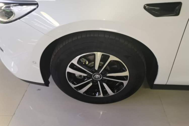 Used BYD Qin PLUS 2025 DM-i Smart Drive 55KM Beyond Model Left Front Wheel Hub