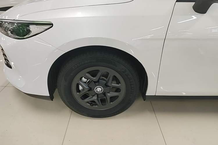 Used BYD Qin PLUS 2025 DM-i Smart Drive 55KM Leading Model Left Front Wheel Hub