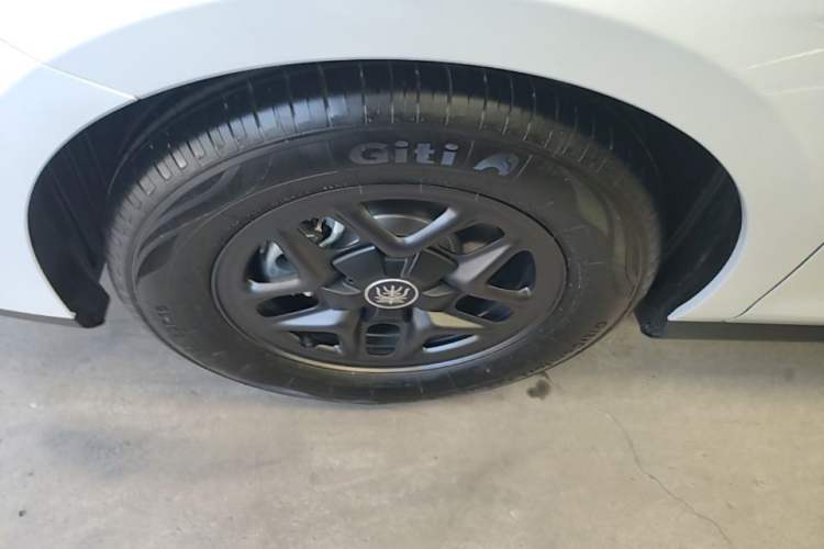 Used BYD Qin PLUS 2025 DM-i Smart Drive 55KM Leading Model Left Front Wheel Hub