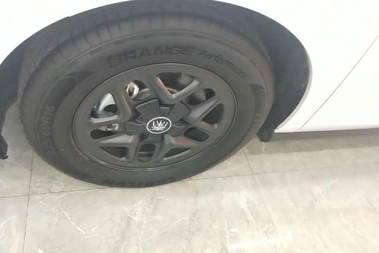 Used BYD Qin PLUS 2025 DM-i Smart Drive 55KM Leading Model Left Front Wheel Hub