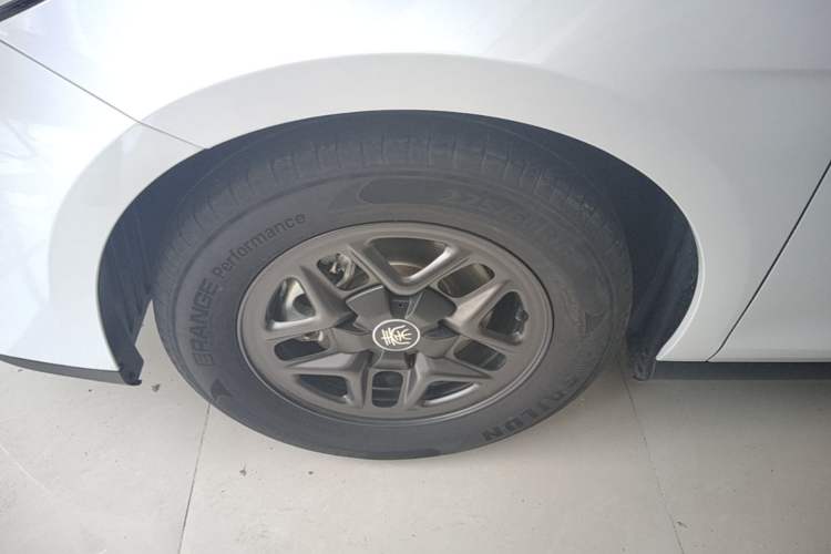 Used BYD Qin PLUS 2025 DM-i Smart Drive 55KM Leading Model Left Front Wheel Hub