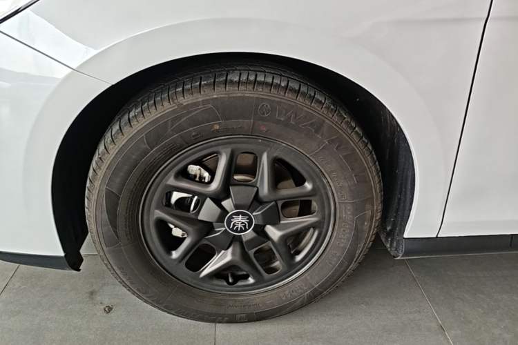 Used BYD Qin PLUS 2025 DM-i Smart Drive 55KM Leading Model Left Front Wheel Hub