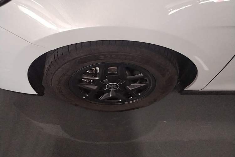 Used BYD Qin PLUS 2025 DM-i Smart Drive 55KM Leading Model Left Front Wheel Hub