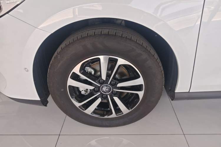 Used BYD Qin PLUS 2025 DM-i Smart Drive 120KM Superior Model Left Front Wheel Hub
