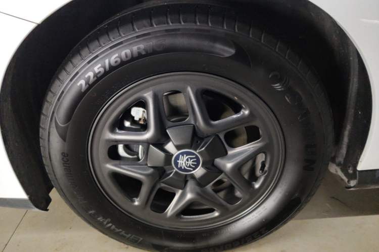 Used BYD Qin PLUS 2025 DM-i Smart Drive 55KM Leading Model Left Front Wheel Hub