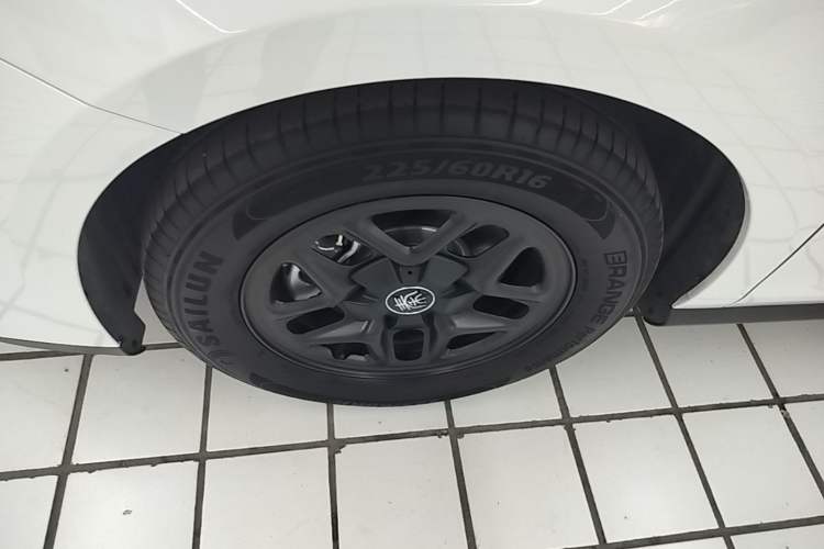 Used BYD Qin PLUS 2025 DM-i Smart Drive 55KM Leading Model Left Front Wheel Hub