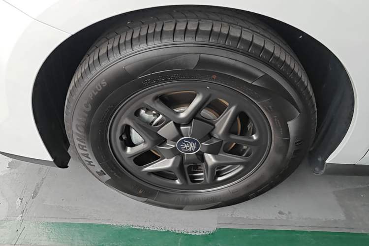 Used BYD Qin PLUS 2025 DM-i Smart Drive 55KM Leading Model Left Front Wheel Hub