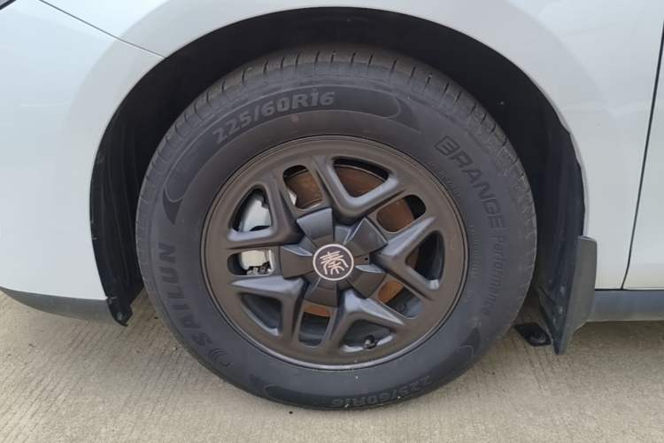 Used BYD Qin PLUS 2025 DM-i Smart Drive 55KM Leading Model Left Front Wheel Hub