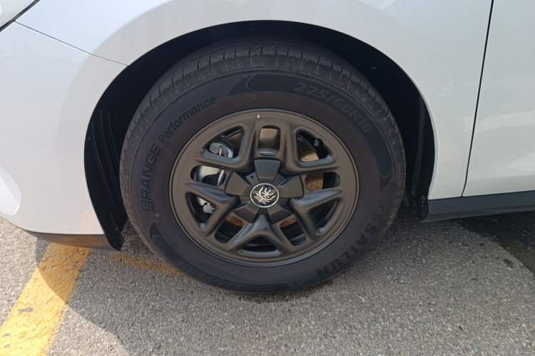 Used BYD Qin PLUS 2025 DM-i Smart Drive 55KM Leading Model Left Front Wheel Hub