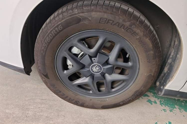 Used BYD Qin PLUS 2025 DM-i Smart Drive 55KM Leading Model Left Front Wheel Hub