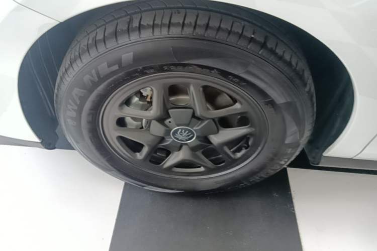 Used BYD Qin PLUS 2025 DM-i Smart Drive 55KM Leading Model Left Front Wheel Hub