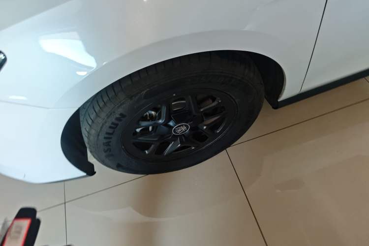 Used BYD Qin PLUS 2025 DM-i Smart Drive 55KM Leading Model Left Front Wheel Hub