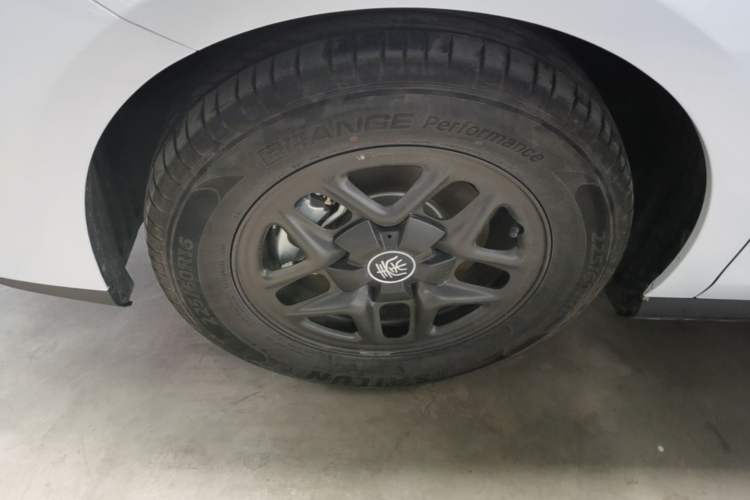 Used BYD Qin PLUS 2025 DM-i Smart Drive 55KM Leading Model Left Front Wheel Hub