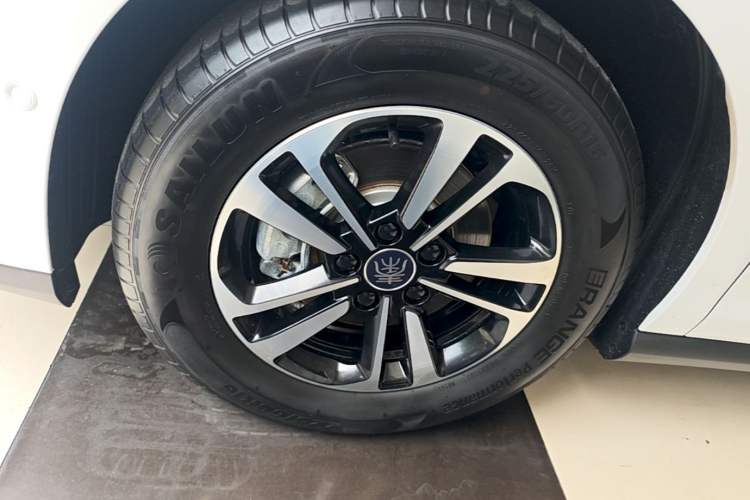 Used BYD Qin PLUS 2025 DM-i Smart Drive 120KM Superior Model Left Front Wheel Hub