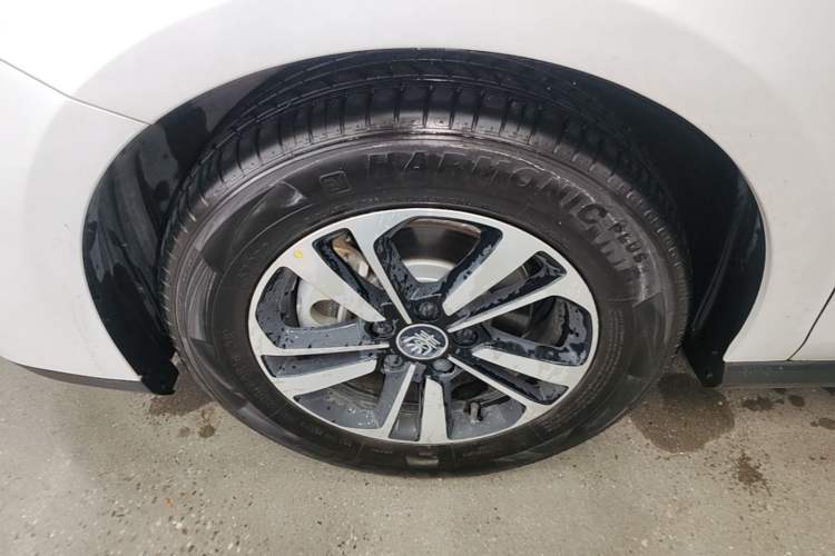 Used BYD Qin PLUS 2025 DM-i Smart Drive 55KM Leading Model Left Front Wheel Hub