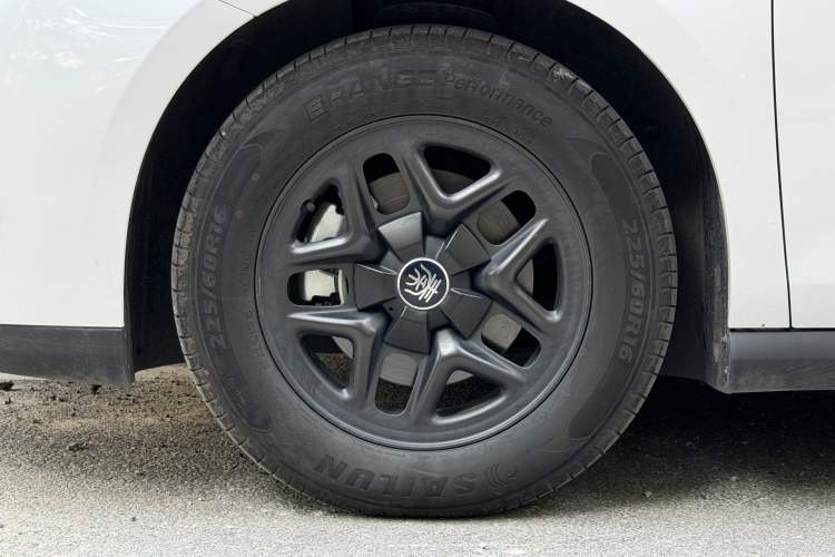 Used BYD Qin PLUS 2025 DM-i Smart Drive 55KM Leading Model Left Front Wheel Hub