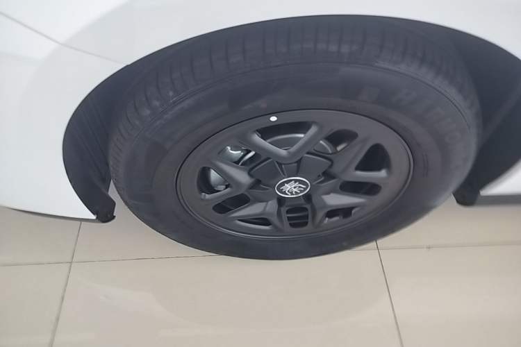 Used BYD Qin PLUS 2025 DM-i Smart Drive 55KM Leading Model Left Front Wheel Hub