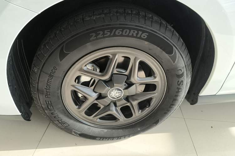 Used BYD Qin PLUS 2025 DM-i Smart Drive 55KM Leading Model Left Front Wheel Hub