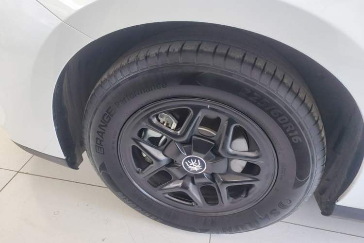 Used BYD Qin PLUS 2025 DM-i Smart Drive 55KM Leading Model Left Front Wheel Hub