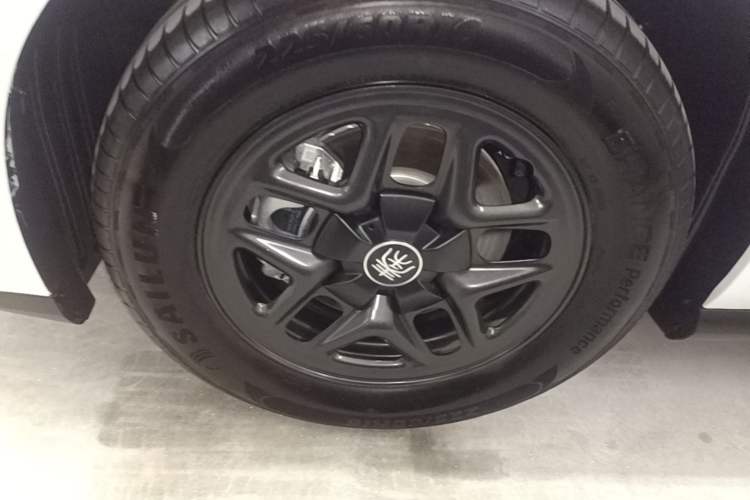 Used BYD Qin PLUS 2025 DM-i Smart Drive 55KM Leading Model Left Front Wheel Hub