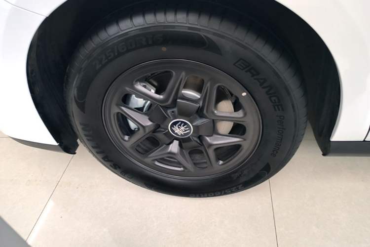 Used BYD Qin PLUS 2025 DM-i Smart Drive 55KM Leading Model Left Front Wheel Hub