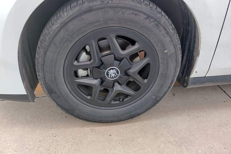 Used BYD Qin PLUS 2025 DM-i Smart Drive 55KM Leading Model Left Front Wheel Hub