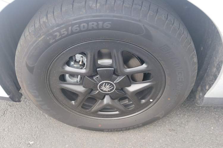 Used BYD Qin PLUS 2025 DM-i Smart Drive 55KM Leading Model Left Front Wheel Hub