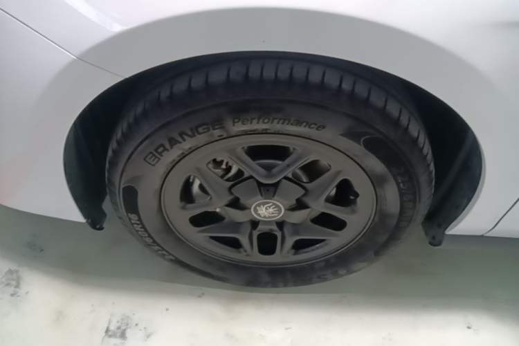 Used BYD Qin PLUS 2025 DM-i Smart Drive 55KM Leading Model Left Front Wheel Hub